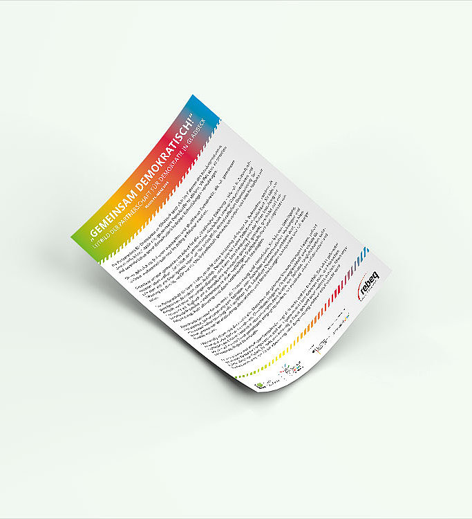 Eine geschwungene Druckversion eines Textes mit regenbogenfarbener Kopfzeile und Logos am unteren Rand.