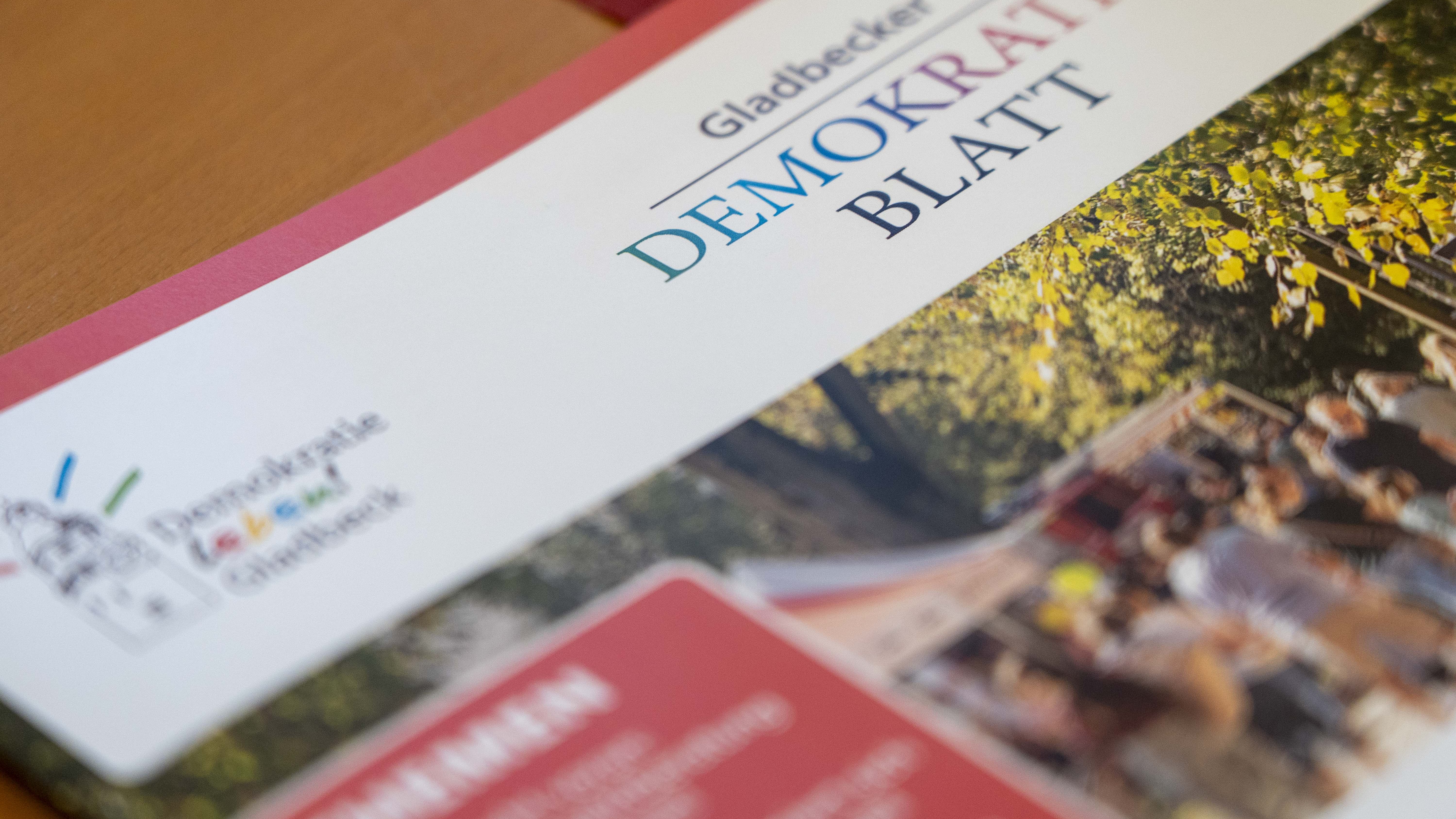 Die Vorderseite einer Ausgabe des Newsletters Demokratieblatt mit Logo von Demokratie leben Gladbeck oben links.