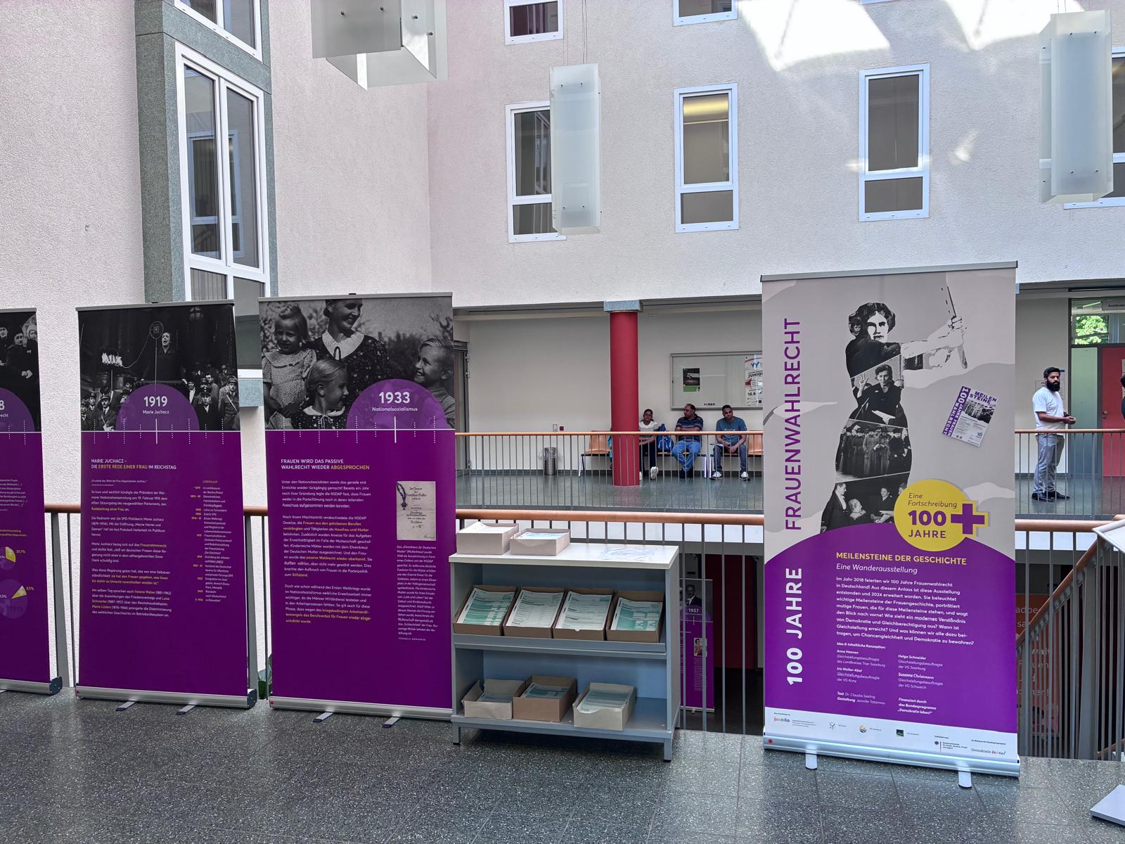 Die Banner und Plakate der Ausstellung 100 Jahre Frauenwahlrecht der Initiative Frauen für Demokratie werden im Eingangsbereich des Neuen Rathauses Gladbeck ausgestellt.