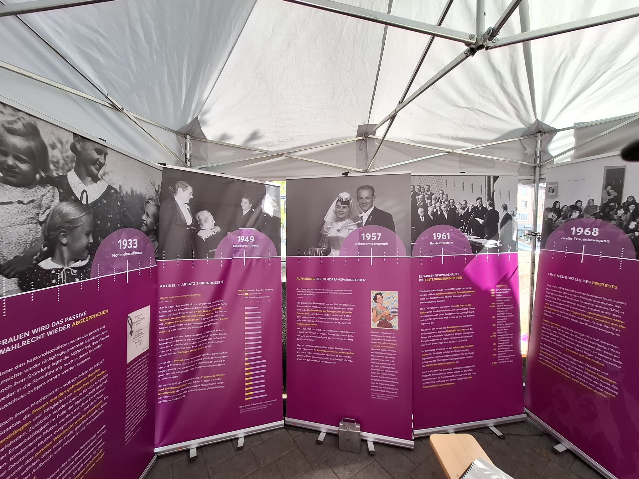 Die Banner und Plakate der Ausstellung 100 Jahre Frauenwahlrecht der Initiative Frauen für Demokratie werden auf dem Demokratieaktionstag 2025 auf dem Willy-Brandt-Platz ausgestellt.