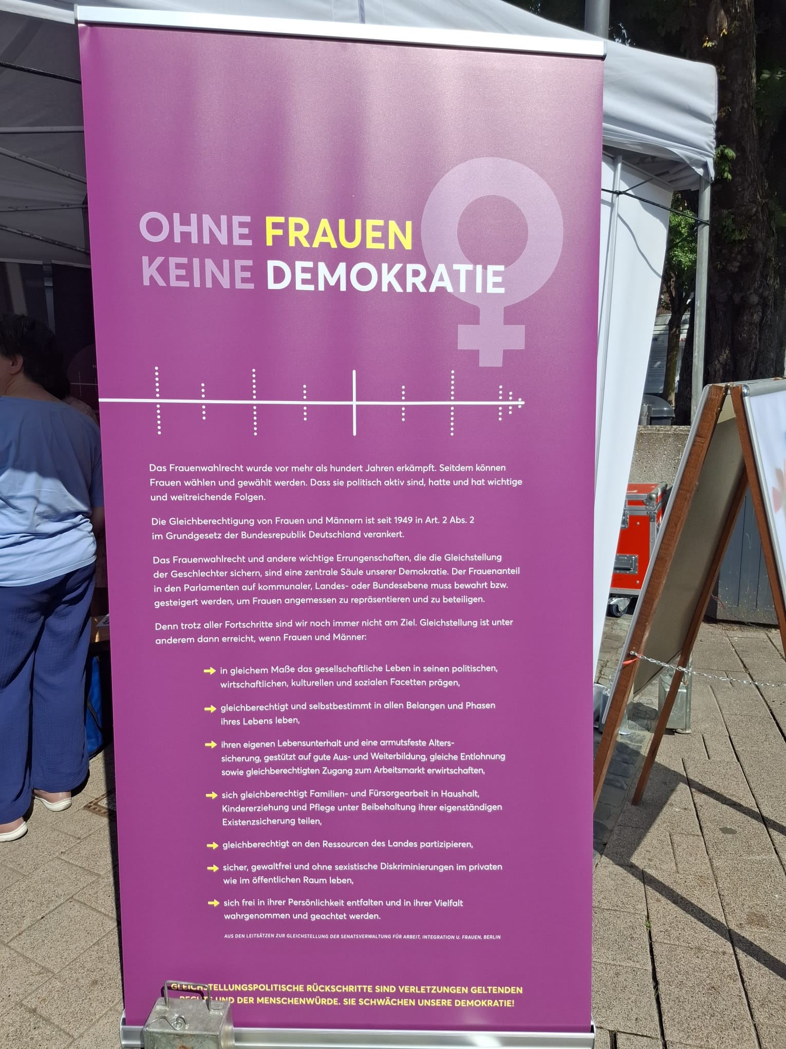 Die Banner mit der Aufschrift Ohne Frauen keine Demokratie der Ausstellung 100 Jahre Frauenwahlrecht der Initiative Frauen für Demokratie wird auf dem Willy Brandt Platz in Gladbeck ausgestellt.
